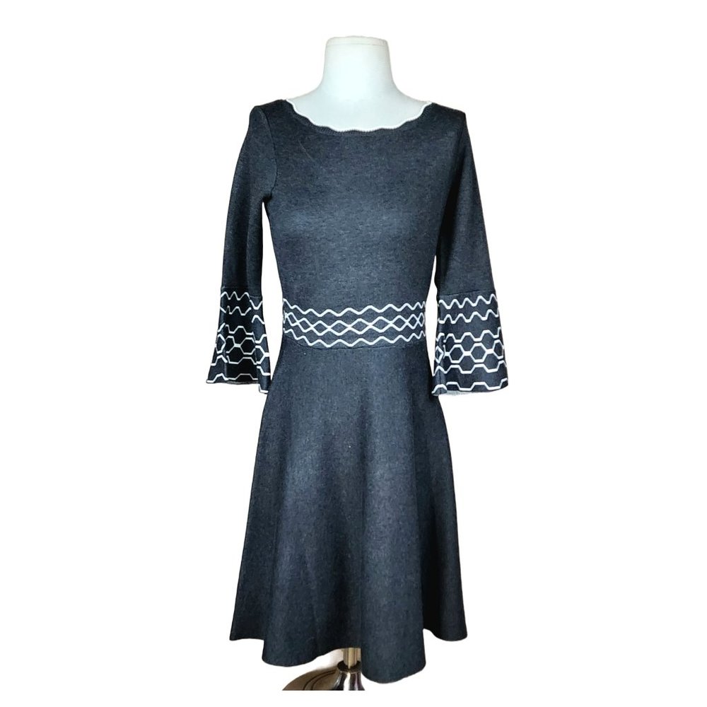Warm Casual Dress with Scallop Detailing - S